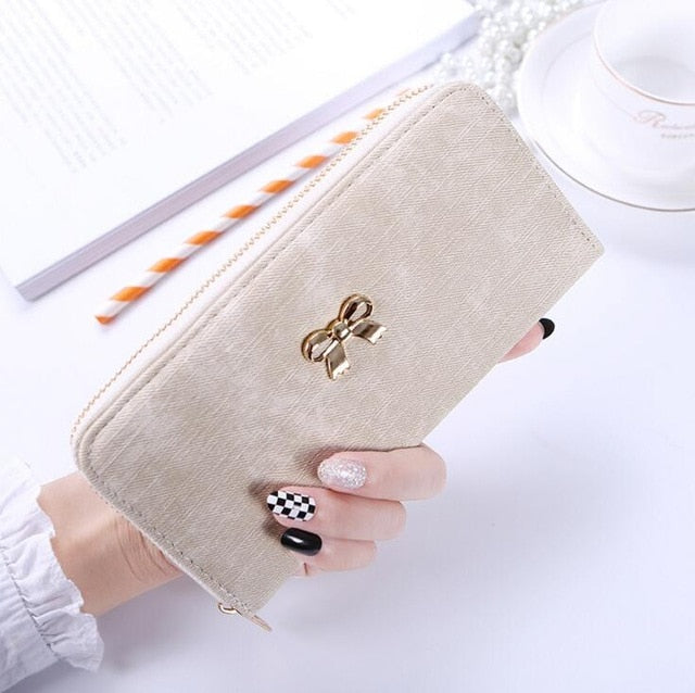 The long hand in the lady's purse holds the bag of the zipper key card